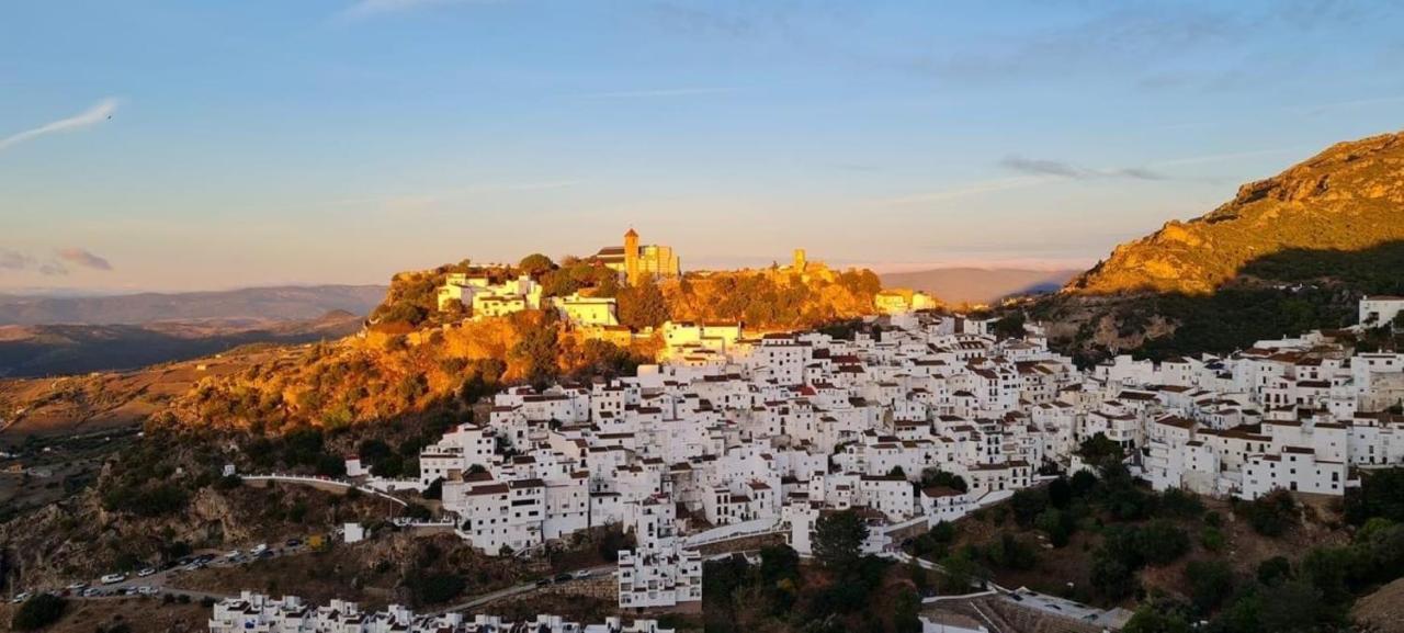 Stylish 3 Bed House 2 Bathrooms, With Patio, Roof Terrace And Communal Pool 5 Minutes Away From The Beautiful Spanish White Village Of Casares Pueblo And Only 20 Mins From The Sea Eksteriør billede