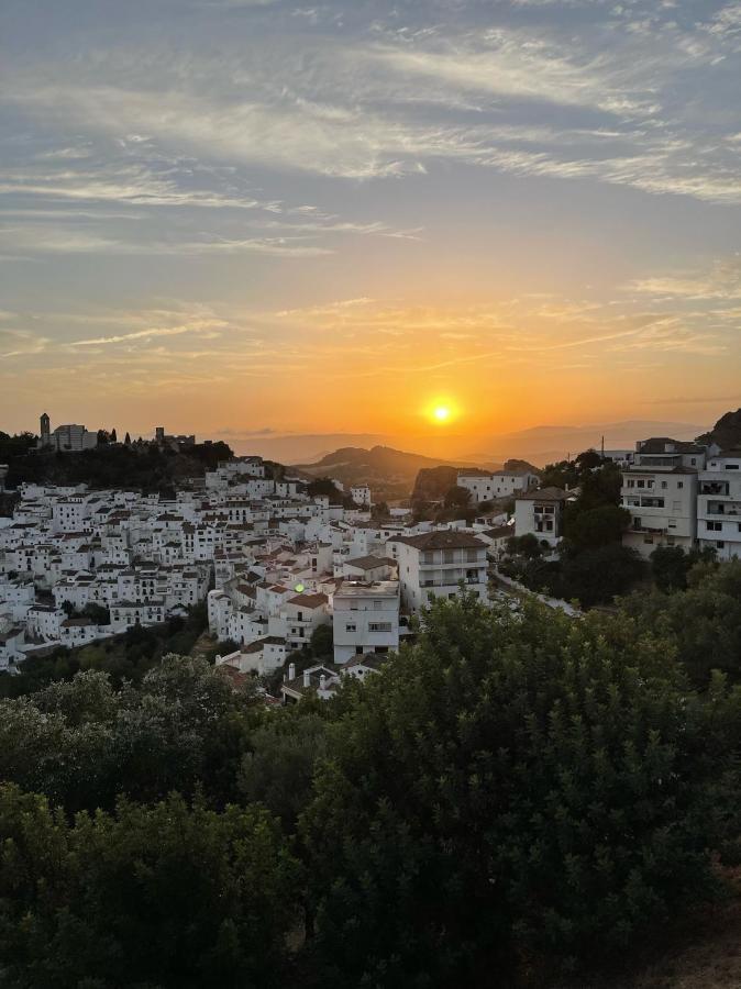 Stylish 3 Bed House 2 Bathrooms, With Patio, Roof Terrace And Communal Pool 5 Minutes Away From The Beautiful Spanish White Village Of Casares Pueblo And Only 20 Mins From The Sea Eksteriør billede